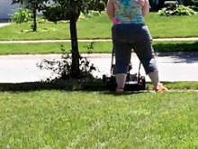 BBW cortando el césped en pantalones de Yoga