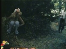 Aficionados se desnudan y orinan en la calle oscura