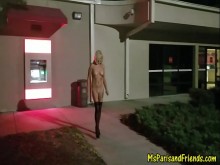 Ella se desnudará completamente en cualquier lugar en público