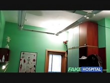 FakeHospital Doctor le da un fuerte orgasmo a una joven solitaria para su cumpleaños