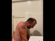 Puta sexy y gruesa da lluvia dorada en el