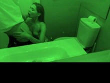 Sexo público arriesgado en el baño durante la fiesta. Esclava lamió la taza del inodoro