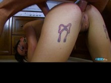 Nena pervertida excitada se pone a cuatro patas para un anal duro a lo perrito