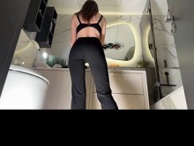 Nueva secretaria alta, sexy y cachonda morena con gafas en el baño posa para muchas cámaras