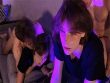 Ver anime con mi hermanastra terminó con sexo duro. Amo sus lindos gemidos