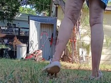 P1SSQUEEN prepara su piscina para la temporada y orina en sus bragas blancas y sus cocodrilos de jardín.