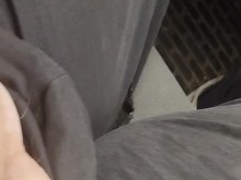 Encontré condones usados. Bebí su semen y le pajeé la polla peluda.