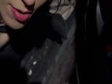 un voyeur me pilla masturbándome en un estacionamiento y me folla corriéndose en mi boca y dentro de mi ITA