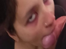 Pequeña latina gótica haciendo garganta profunda con una gran polla, abofeteada en la cara, arcadas y babeando