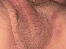 Deslizándose un dedo mientras se masturba ????