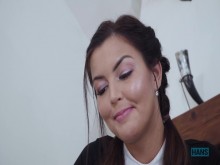 Clase de alemán pervertido. La estudiante Cindy Shine seduce al viejo profesor y traga el jugo.