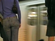 Vaqueros ajustados que hacen que el culo caliente parezca más caliente en la calle