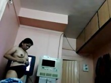 India de tetas pequeñas muestra sus pechos pequeños