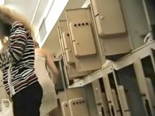 Chica pierde las bragas y se inclina en el vestidor