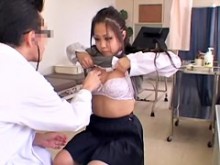 Nena japonesa bajita revela sus tetas y su raja durante el examen de su coño