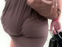Chica con culo de burbuja y vestido marrón transparente vpl