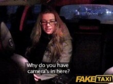 FakeTaxi: Chica con gafas copula por dinero en efectivo del alquiler