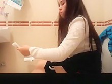 Adolescente de pelo largo espiada en el baño meando (18+)