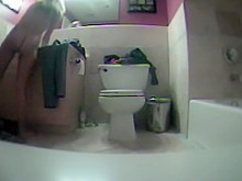 Chica desnuda terminando su rutina de baño