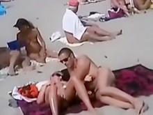 Video de campamentos nudistas de parejas desnudas follando en la playa