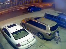 Cámara de seguridad capta a una niña orinando detrás de un auto