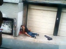 Puta desagradable da placer a su cliente en un callejón