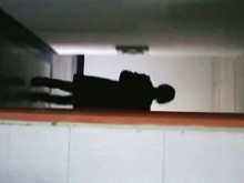 Chica asiática muestra su coño mientras orina