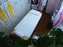 Chica recibe masaje íntimo y follada vaginal en cámara