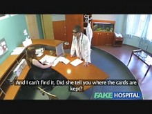 El control de salud obligatorio de los médicos de FakeHospital moja el coño de la asistente temporal del hospital tetona