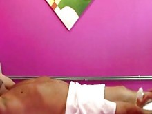 Masajista coquetea con su cliente desnudo durante su masaje
