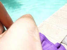 Mi hermanastro pervertido vino sobre mí en la piscina.....