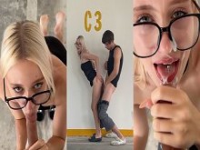 Rubia desconocida folla en un aparcamiento a plena vista