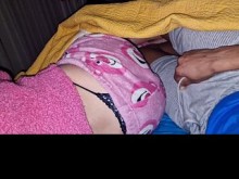 ENCUENTRO A MI CUÑADA SOLA  ACOSTADA EN PIJAMA  ME CONFUNDE CON SU NOVIO Y TERMINAMOS COGIENDO RICO EN CUCHARITA CREAMPIE EN SU COÑO ESTRECHO