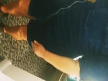 Novia inserta un exuberante vibrador en su coño antes de salir al casino pt 1