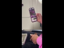 ¡Voyeur me pilló en un avión mirando mis fotos y vídeos sucios! Cum mírame en el baño del avión