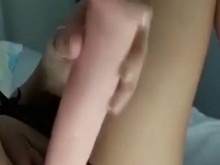 Chica amateur con gran consolador para correrse