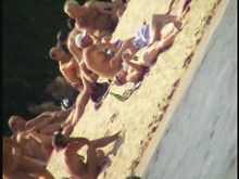 Turistas desnudos captados en la playa relajándose y disfrutando de la desnudez