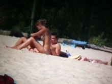 Imágenes calientes de una playa nudista con chicas flacas desnudas