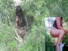 Mujer espiada orinando al aire libre entre los arbustos