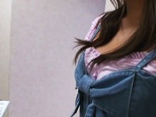 Chica asiática tímida responde a nuestras preguntas cerca de la cámara de la blusa