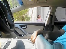Amigo muestra su polla negra dentro del auto