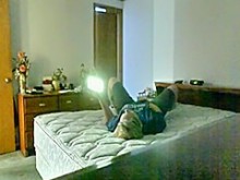 Querida madrastra se masturba con porno