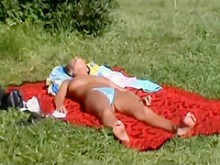 Chica sexy en topless notó el mirón