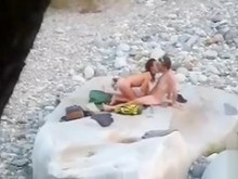 La miel morena delgada disfruta mamando una polla en la playa