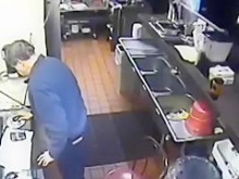 Empleado desagradable hace pis en el fregadero