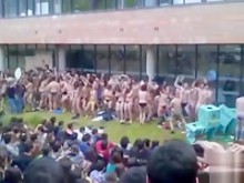 Estudiantes desnudos mayores de 18 años bailando al son de la música
