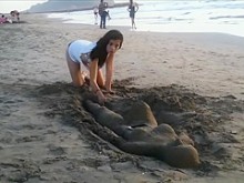 Joven y sexy morena recibe una corrida en la playa por un extraño (18+)