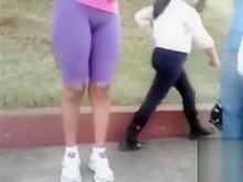 Cameltoe amateur sobre una chica con pantalones deportivos