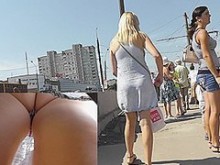 Hawt denim upskirt (falso) con una sexy bimbo