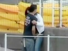 Ligando con su novia en publico